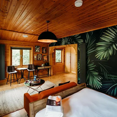 Zoffany Log Cabin, Whinstone View * מידלסבורו